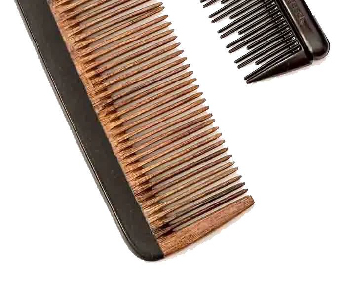 Friseurwerkzeuge auf weißem Hintergrund (Draufsicht)