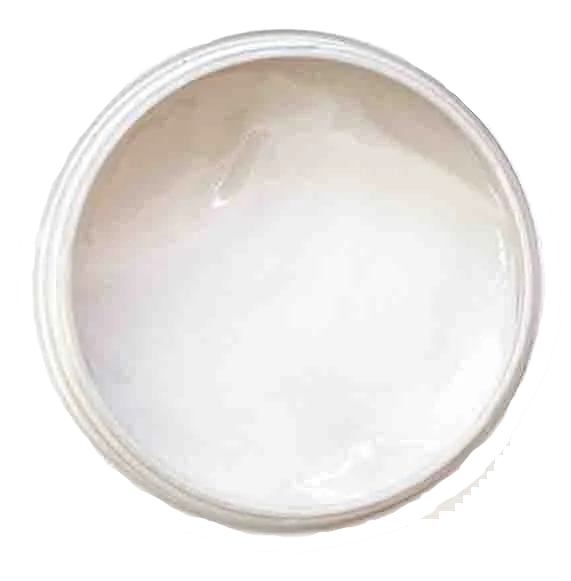 Friseurwerkzeuge auf weißem Hintergrund (Draufsicht)